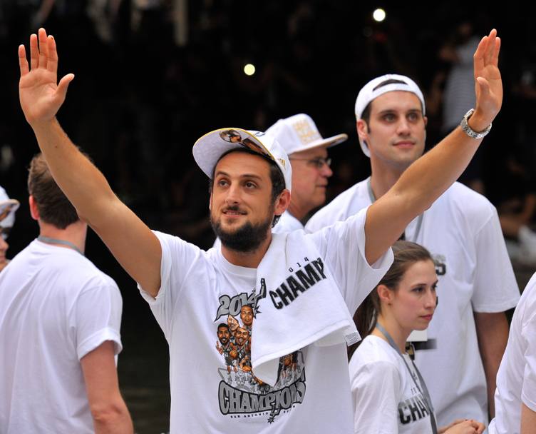 18 Giugno 2014, Marco Belinelli festeggia con la squadra dei San Antonio Spurs la vittoria del campionato Nba 2013-2014 (LaPresse)